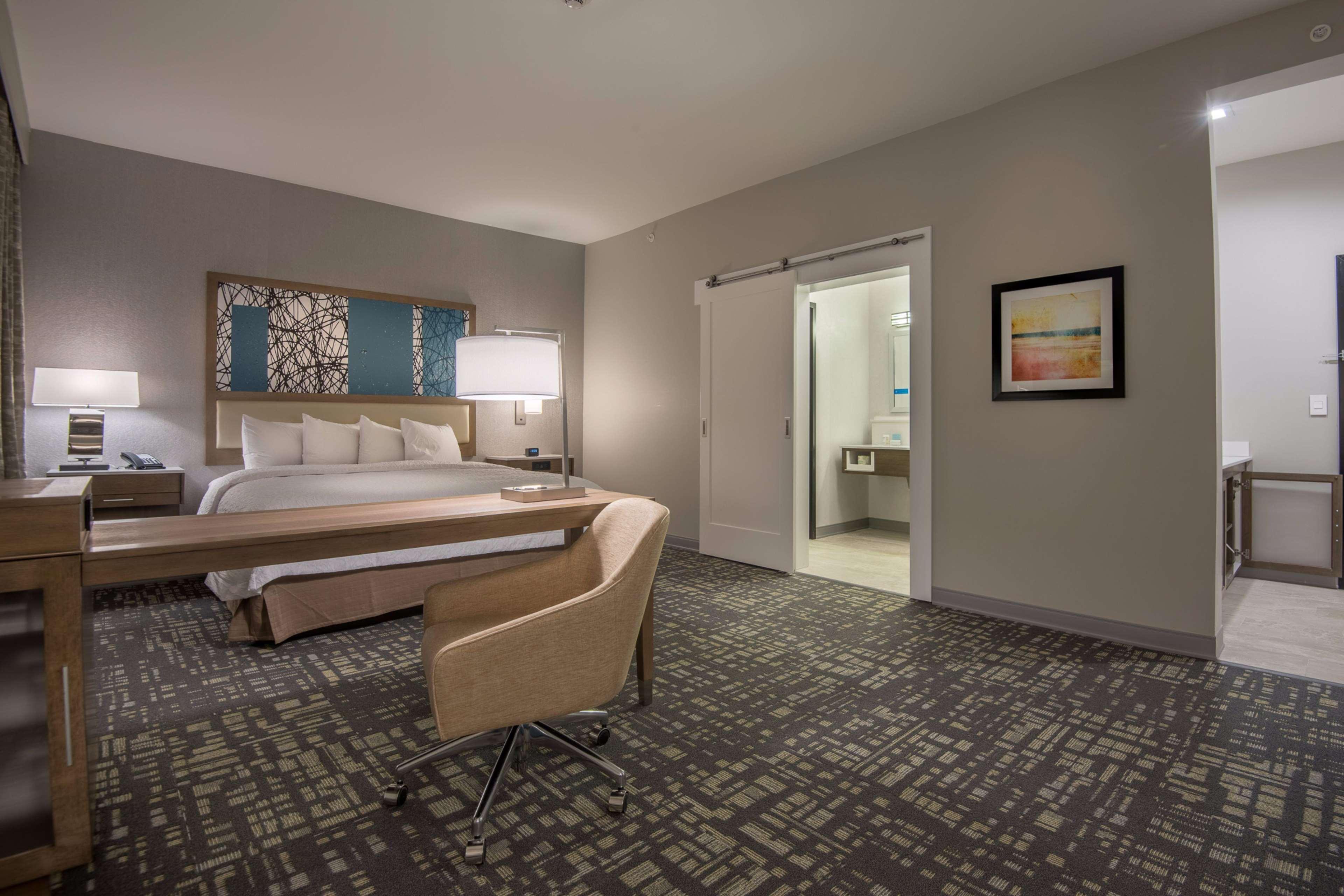 Hampton Inn & Suites Dallas-Колони Экстерьер фото