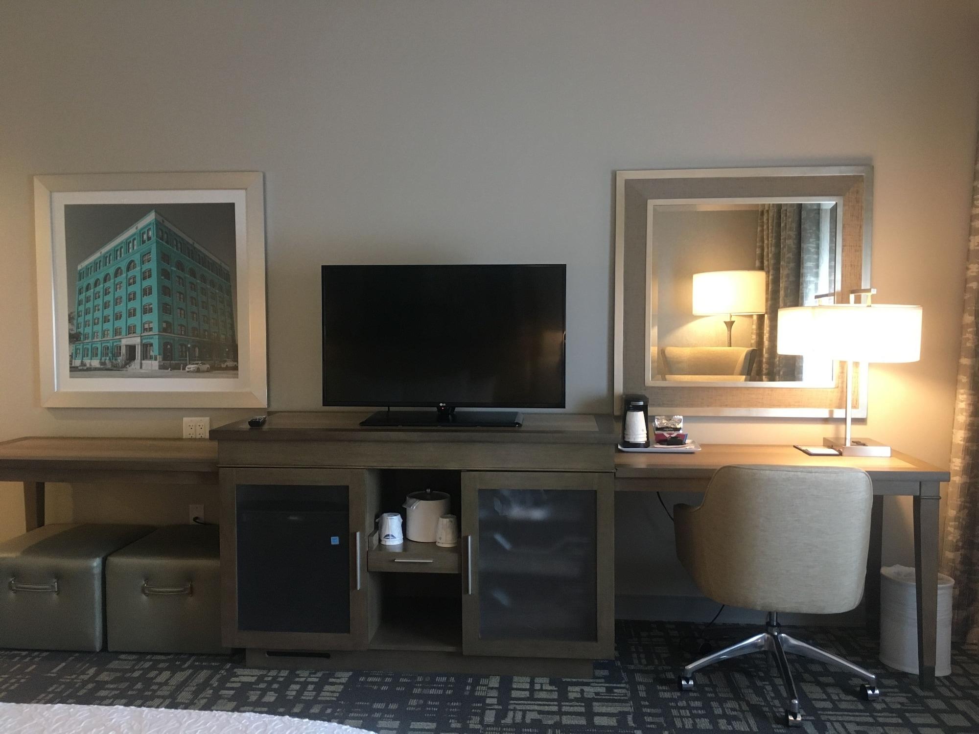 Hampton Inn & Suites Dallas-Колони Экстерьер фото