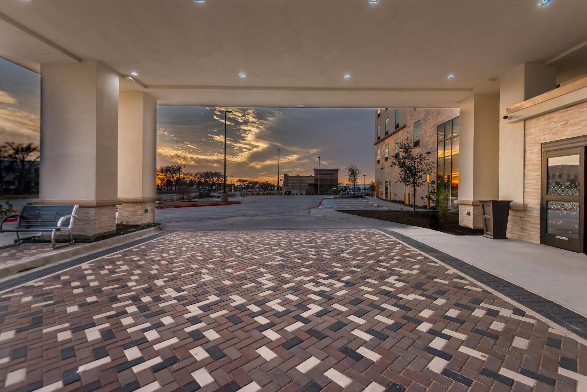 Hampton Inn & Suites Dallas-Колони Экстерьер фото